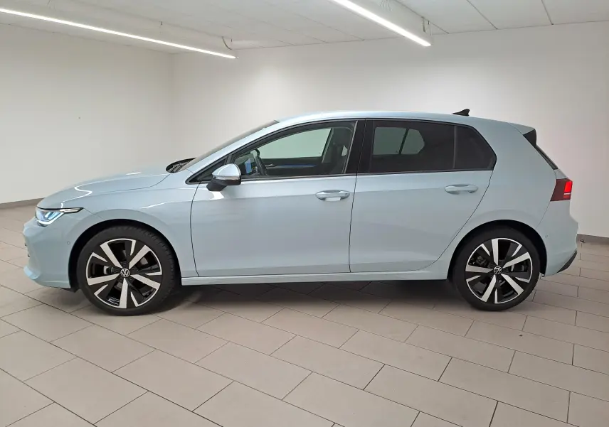 Profil droit d'une Volkswagen Golf 1.5 eTSI 116 DSG7 VW Edition bleu glacier avec jantes alliage 18 pouces Catania.