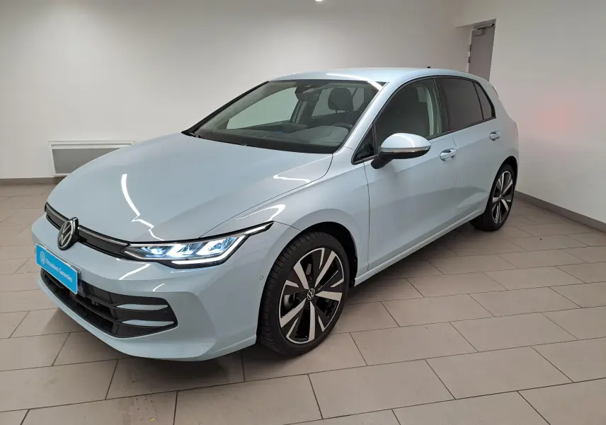 Volkswagen Golf 1.5 eTSI 2025 en bleu glacier, vue 3/4 avant droit avec jantes alliage 18'' Catania.
