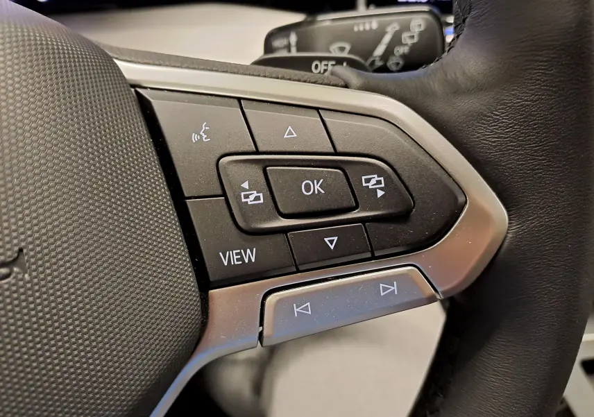 Gros plan sur les commandes multifonctions à droite du volant d’une Volkswagen Golf 1.5 eTSI 116 DSG7 VW Edition.