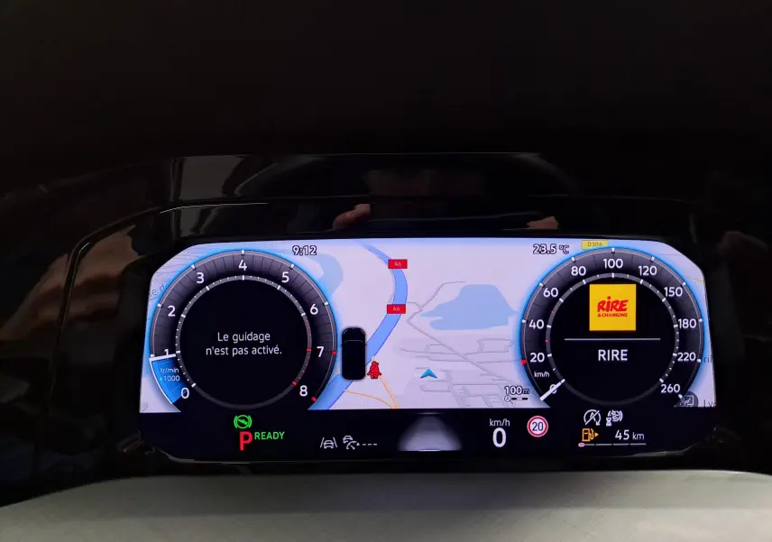 Tableau de bord numérique de Volkswagen Golf 1.5 eTSI 116 DSG7 affichant la navigation et la radio RIRE.