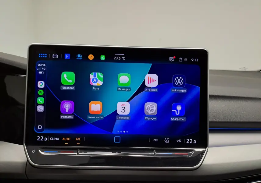 Écran tactile central du tableau de bord de la Volkswagen Golf 1.5 eTSI 2025 affichant l'interface multimédia avec applications.