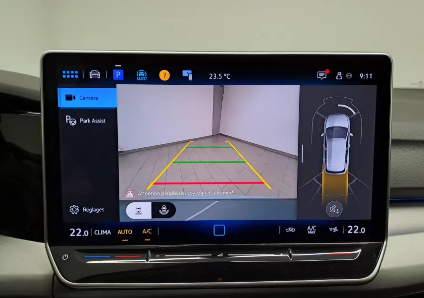 Écran central de la Volkswagen Golf 1.5 eTSI 2025 montrant la caméra de recul et l'assistance au stationnement.