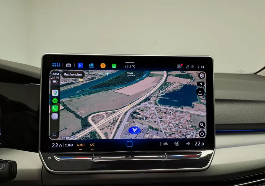 Vue rapprochée de l'écran tactile central de la Volkswagen Golf 1.5 eTSI 116 DSG7 VW Edition affichant la navigation GPS.