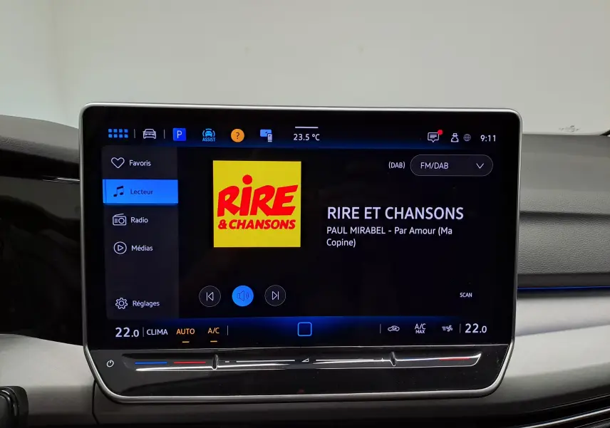 Écran tactile central de la Volkswagen Golf 1.5 eTSI 116 DSG7 VW Edition affichant la radio Rire et Chansons.