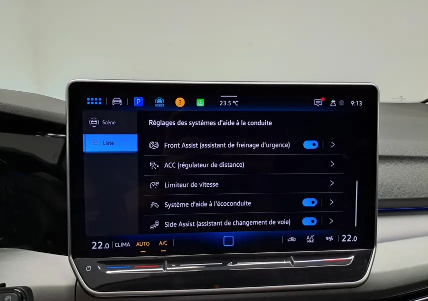 Vue intérieure centrée sur l'écran tactile du tableau de bord de la Volkswagen Golf 1.5 eTSI 116 DSG7, affichant les réglages d'aide à la conduite.