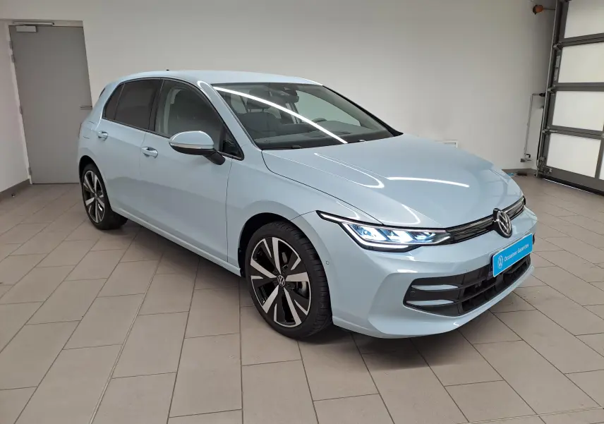 Volkswagen Golf 1.5 eTSI 2025 en bleu glacier, vue 3/4 avant droit avec jantes alliage 18 pouces Catania.