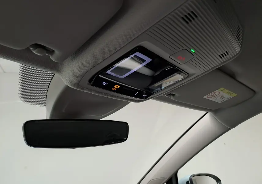 Vue intérieure du plafonnier et rétroviseur d'une Volkswagen Golf 1.5 eTSI 116 DSG7, sans visibilité extérieure ni couleur du véhicule.