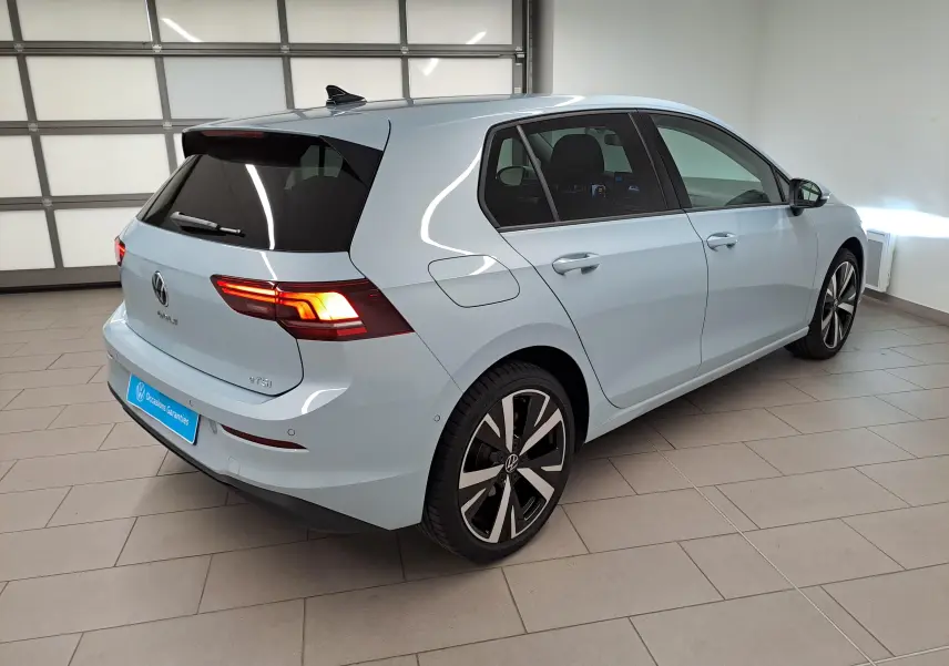 Volkswagen Golf 1.5 eTSI 2025 en Bleu Glacier, vue 3/4 arrière droit avec jantes alliage 18'' Catania.
