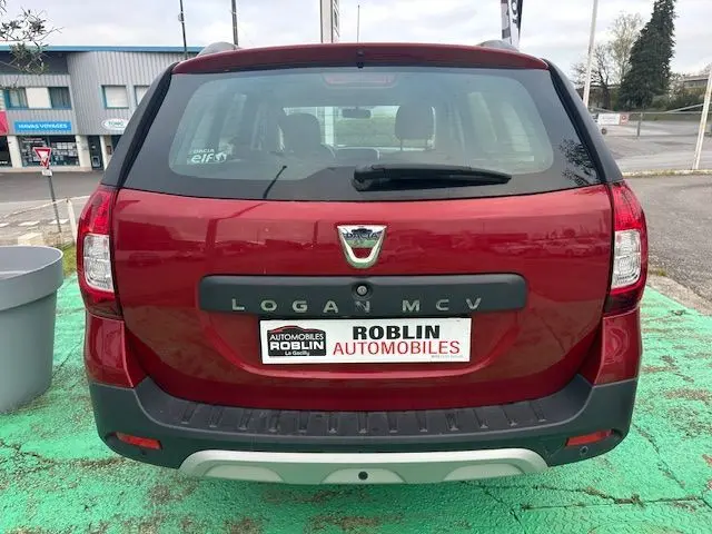 Vue arrière d'une Dacia Logan MCV rouge de 2019 avec logo et plaque d'un concessionnaire visible.