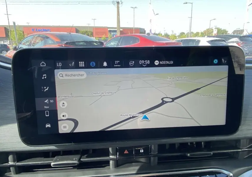 Écran tactile central affichant la navigation GPS dans une Fiat 500 Electrique noire, vue intérieure avant.