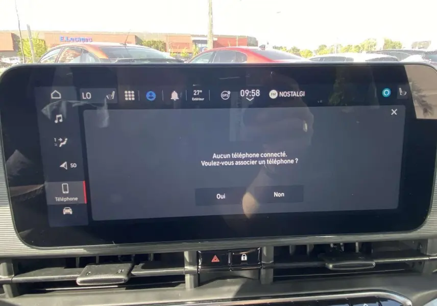 Écran tactile central de la Fiat 500 Electrique 2022 affichant une demande d'association de téléphone.