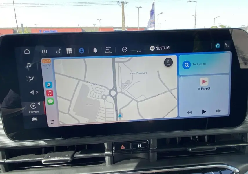 Écran tactile central affichant la navigation et les options multimédia dans une Fiat 500 électrique noire.