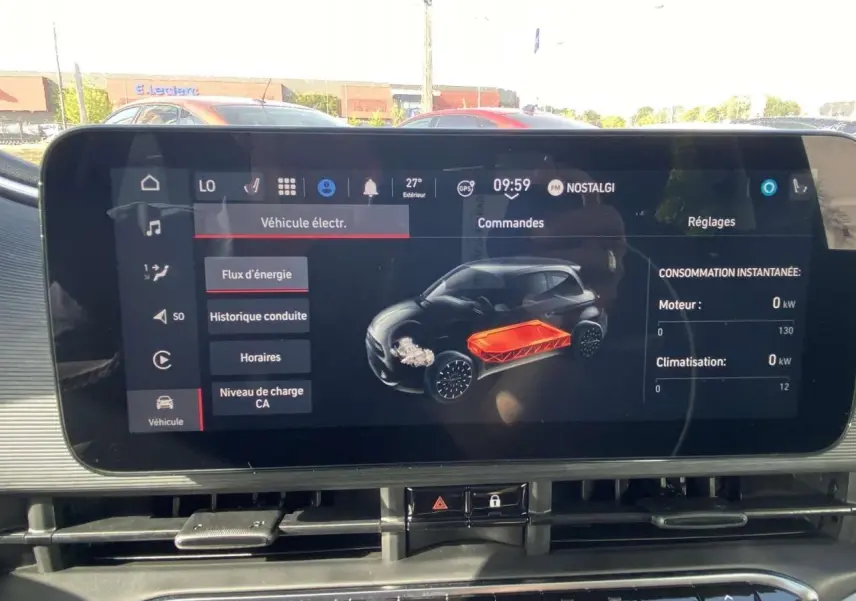 Écran central affichant l'interface électrique de la Fiat 500 Icône Plus noire, vue intérieure du tableau de bord.