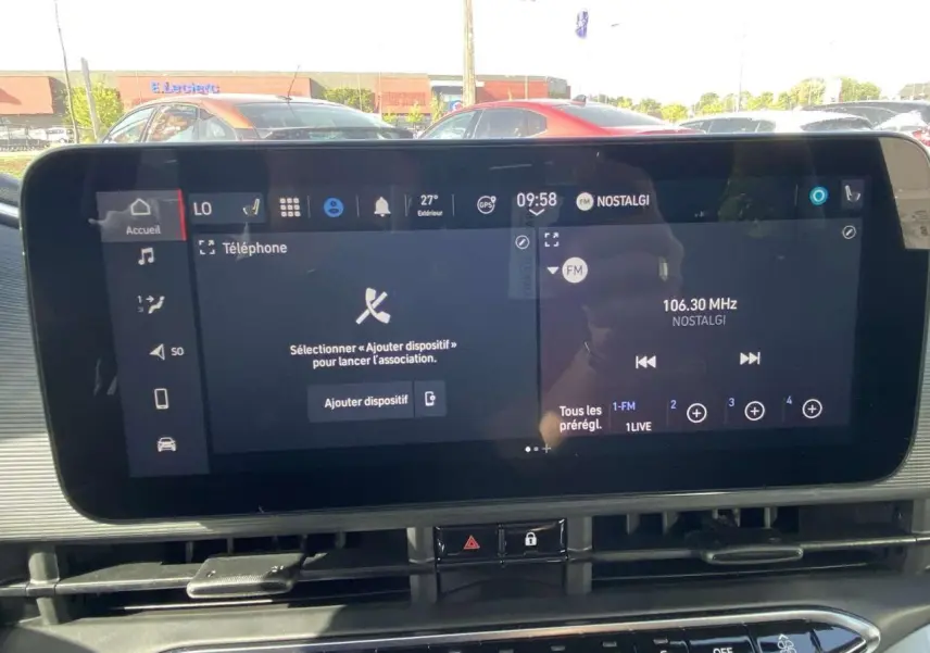 Écran tactile central de la Fiat 500 Electrique 2022 affichant la radio FM et options de téléphone, intérieur noir.