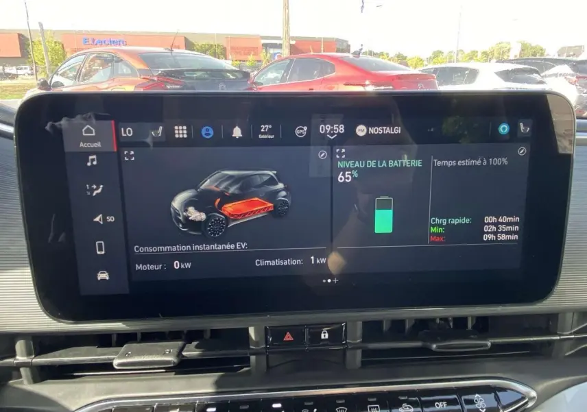 Écran central affichant l'état de la batterie à 65% et la consommation instantanée de la Fiat 500 électrique.