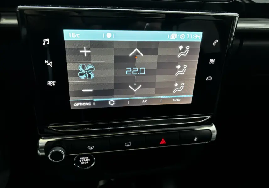Écran tactile central de la Citroën C3 PureTech 110 gris clair affichant la climatisation à 22°C.