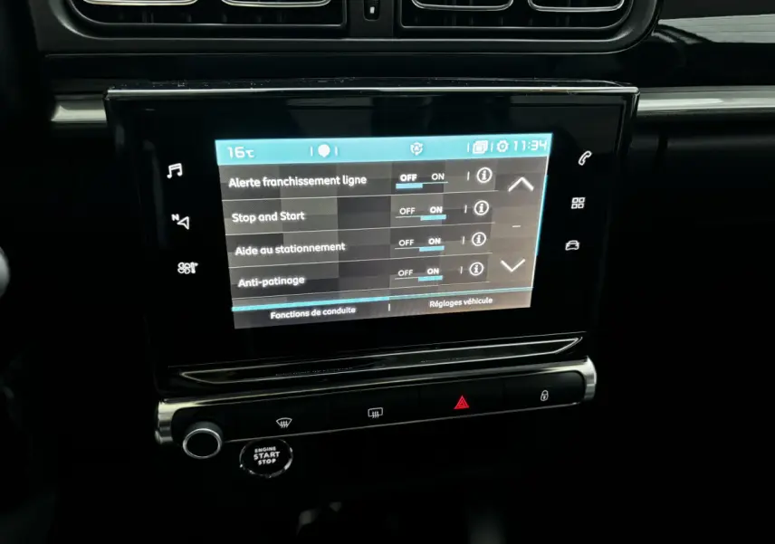 Écran tactile central affichant les réglages d'aide à la conduite dans une Citroën C3 2024, intérieur noir.