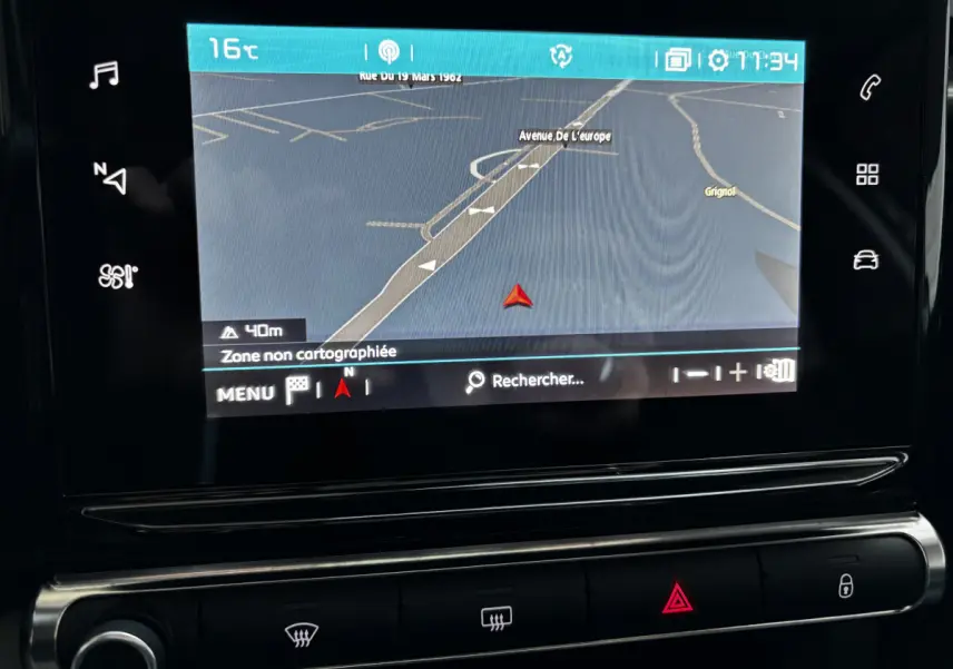 Écran tactile central de navigation du Citroën C3 gris clair 2024 avec commandes climatisation et alertes visibles.
