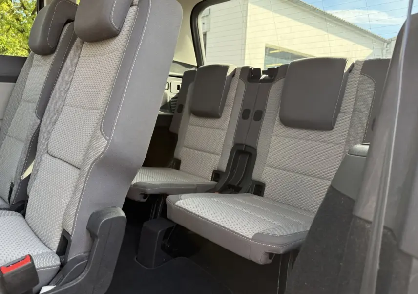Vue intérieure sur les sièges arrière gris clair de la Citroën C3 PureTech 110 BVM6 MAX, avec appuie-têtes et banquette 3 places.