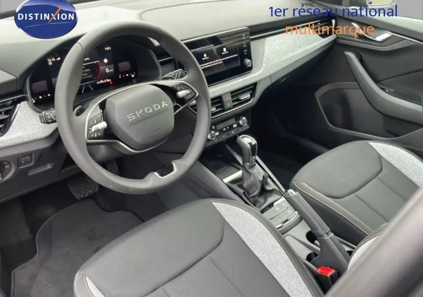 Vue intérieure côté conducteur du Skoda Kamiq noir magique métal, avec volant multifonction et console centrale moderne.