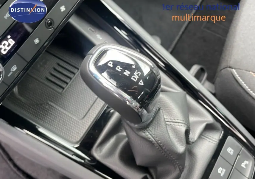 Gros plan sur le levier de vitesse automatique noir et chrome du Skoda Kamiq, entouré de la console centrale brillante.