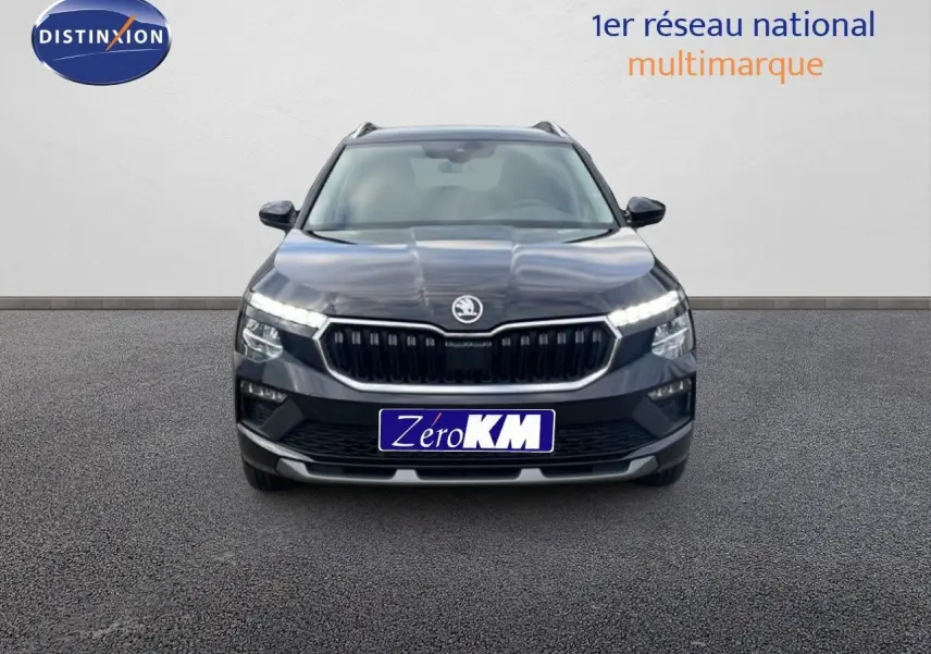 Vue de face d'un Skoda Kamiq noir magique métal avec calandre distinctive et feux LED allumés.