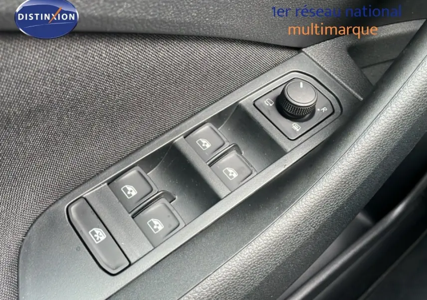 Gros plan sur les commandes des vitres électriques et rétroviseurs sur la porte côté conducteur d’un Skoda Kamiq noir magique métal.