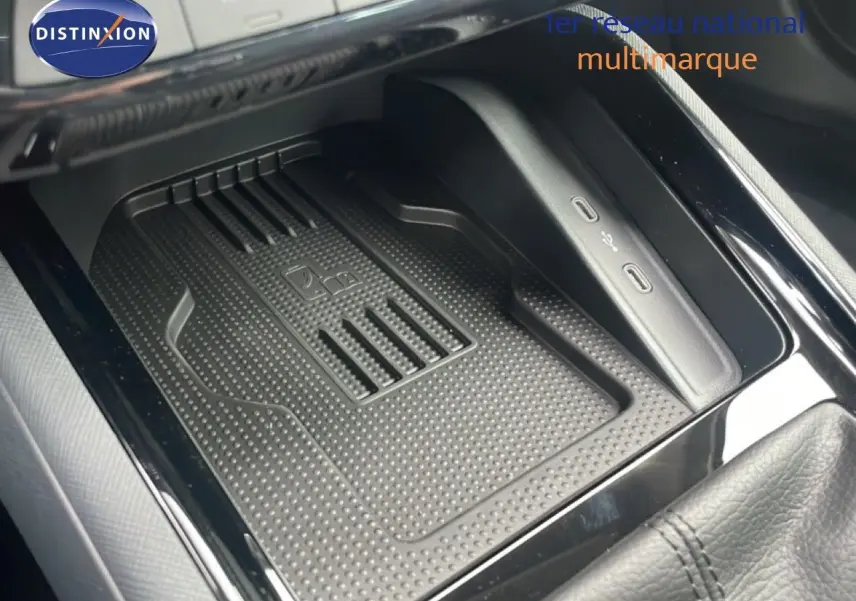 Gros plan sur le chargeur sans fil et ports USB dans l'habitacle du Skoda Kamiq noir magique métal.