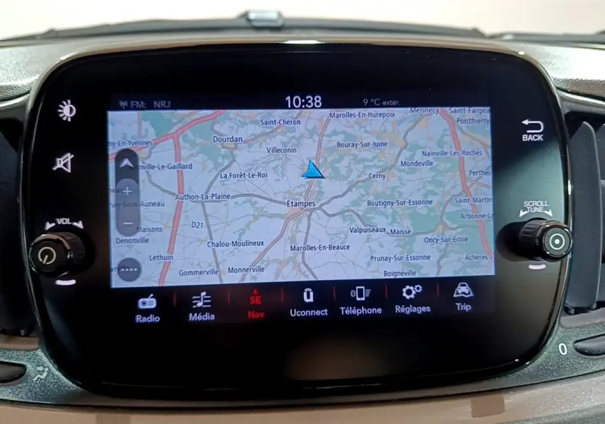 Écran tactile de navigation 7 pouces de la Fiat 500 Hybrid 2021, vue frontale du tableau de bord noir.