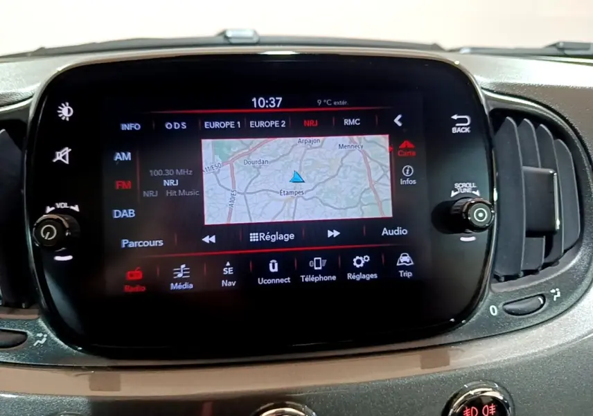 Écran tactile central de la Fiat 500 Hybrid gris foncé, affichant la navigation avec carte et réglages audio.