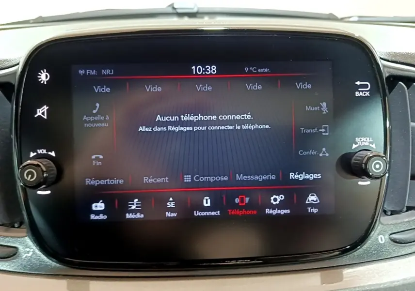 Écran tactile central de la Fiat 500 Hybrid 2021 affichant le menu téléphone, vue de face, intérieur noir.