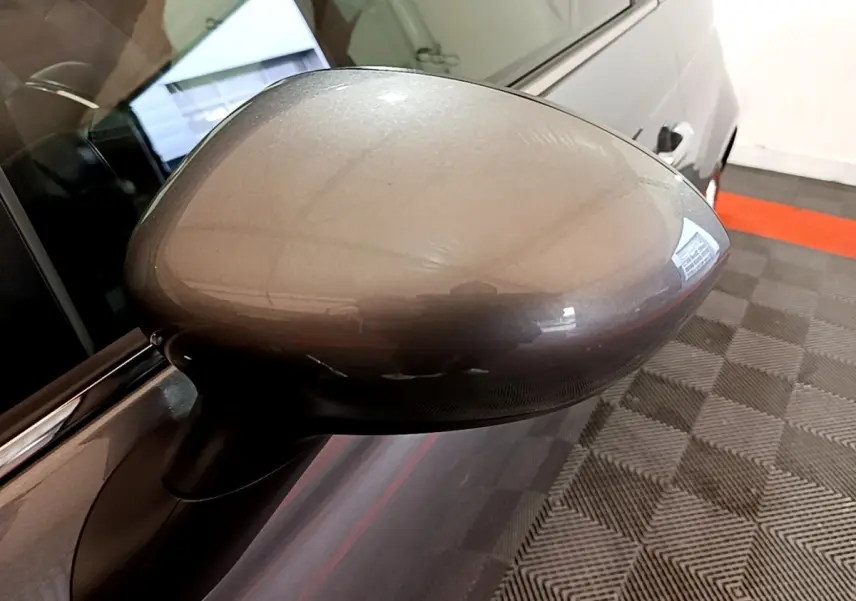 Rétroviseur côté gauche gris foncé de la Fiat 500 Hybrid 2021, vue rapprochée avec reflet du plafond.
