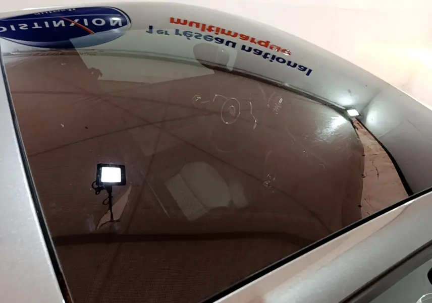 Vue plongeante sur l'intérieur d'une FIAT 500 gris foncé, mettant en valeur le volant cuir multifonctions et tableau de bord.