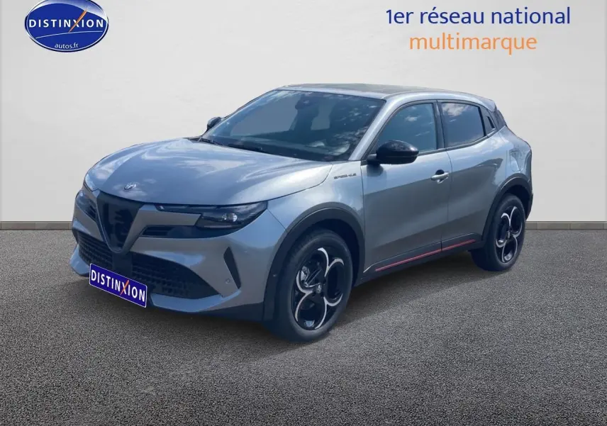 Vue 3/4 avant droite de l'Alfa Romeo Junior 1.2 hybride gris, avec jantes alliage noires et phares matrix LED.
