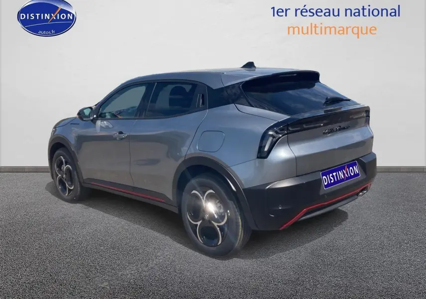 Vue 3/4 arrière gauche d'une Alfa Romeo Junior 1.2 hybride grise avec jantes alliage et vitres teintées.