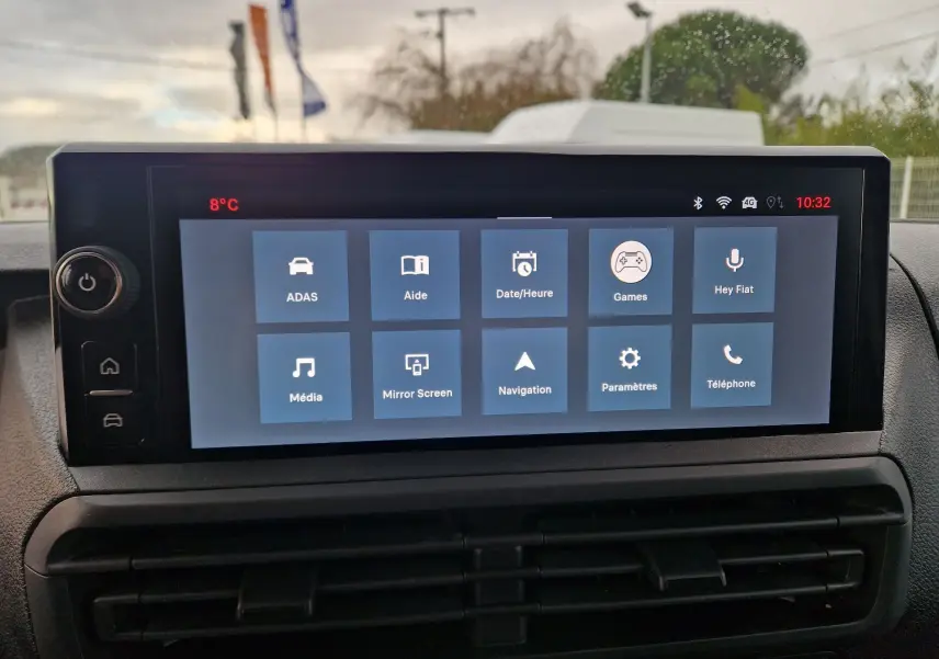 Écran tactile central du tableau de bord du Fiat Scudo Fourgon 2024 affichant les options connectivité et assistance.