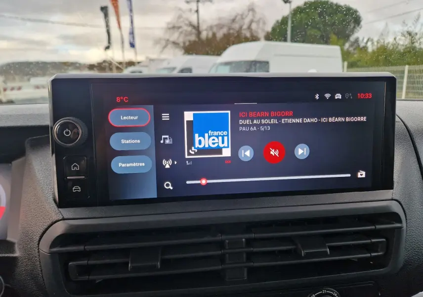 Écran tactile central du tableau de bord du FIAT Scudo Fourgon 2024 affichant une radio numérique France Bleu.
