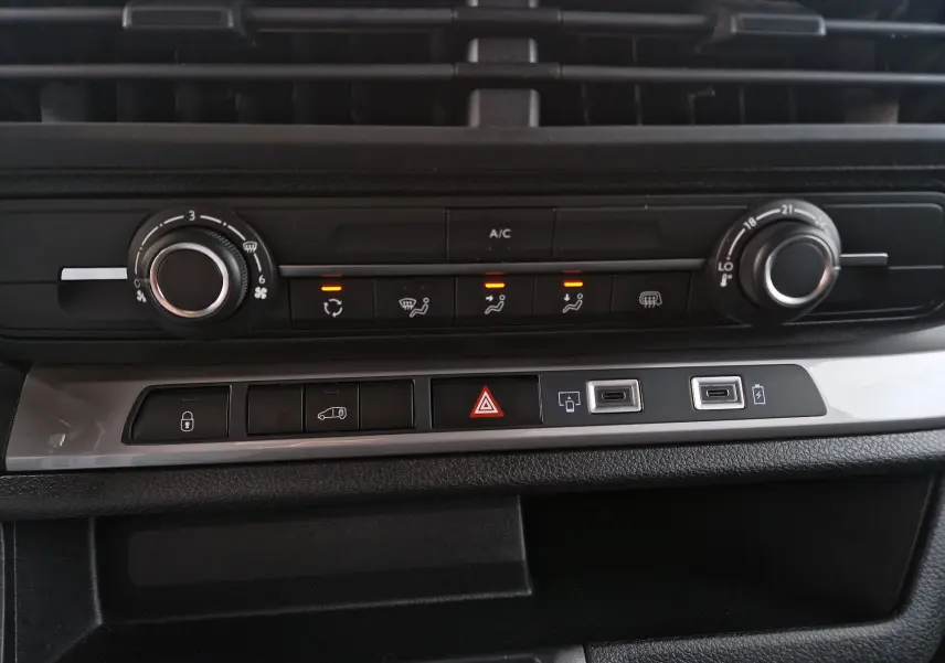 Gros plan sur la console centrale du Fiat Scudo Fourgon blanc 2024, montrant les commandes de climatisation et les ports USB.