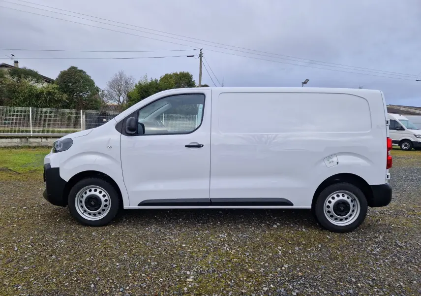 Vue de profil côté gauche d'un FIAT Scudo Fourgon blanc 2024 avec garde au sol réhaussée et plaque de protection.