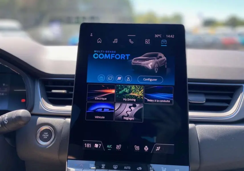 Écran tactile central du tableau de bord du Renault Captur 2025 affichant le mode Multi-Sense Comfort.
