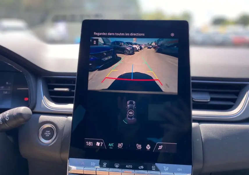 Écran central tactile du tableau de bord du Renault Captur 2025 affichant la caméra de recul en extérieur lumineux.