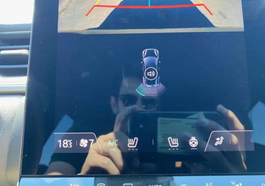 Écran tactile central du Renault Captur 2025 montrant la caméra de recul et commandes climatisation à 18,5°C avec sièges chauffants.