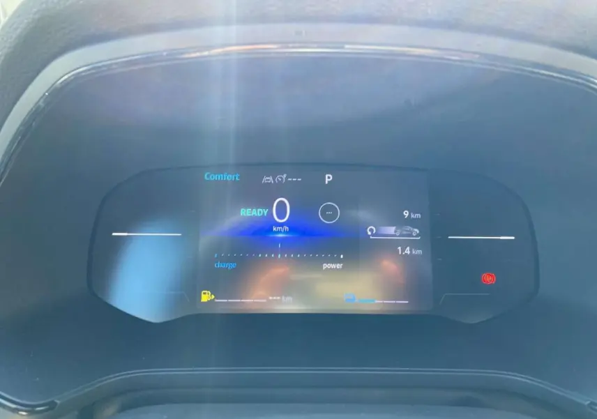 Tableau de bord numérique du Renault Captur 2025 affichant la vitesse à 0 km/h et mode Confort, vue frontale rapprochée.