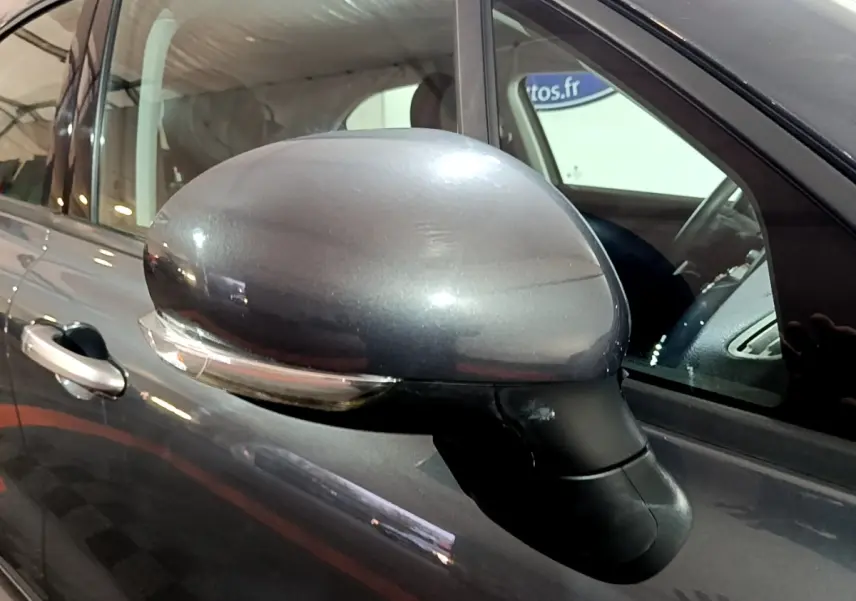 Rétroviseur droit gris foncé de la FIAT 500X 2019, avec clignotant intégré, vue rapprochée côté conducteur.