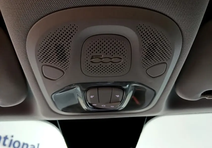 Vue intérieure en gros plan du plafonnier gris avec logo 500 et commandes d’éclairage de la Fiat 500X City Cross.