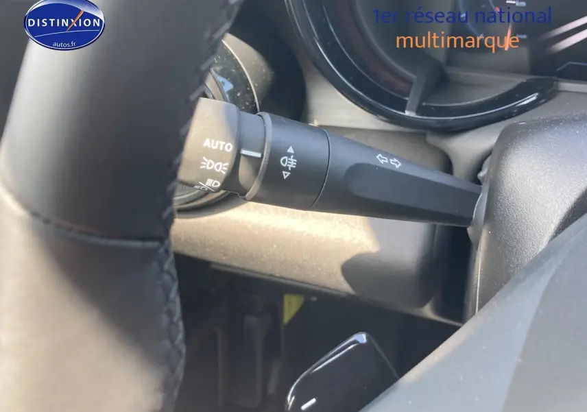 Gros plan sur la manette de clignotants et feux, intérieur noir de l'Alfa Romeo Junior 1.2 hybride 2026.