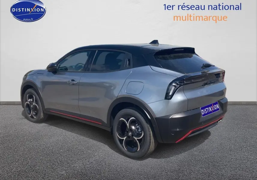 Vue 3/4 arrière droite de l'Alfa Romeo Junior 1.2 hybride gris/noir avec jantes alliage et feux arrière LED.