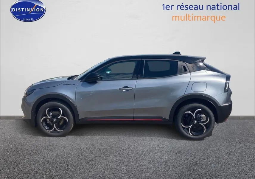 Profil droit d'un Alfa Romeo Junior 1.2 hybride gris clair/noir avec jantes alliage et toit noir.