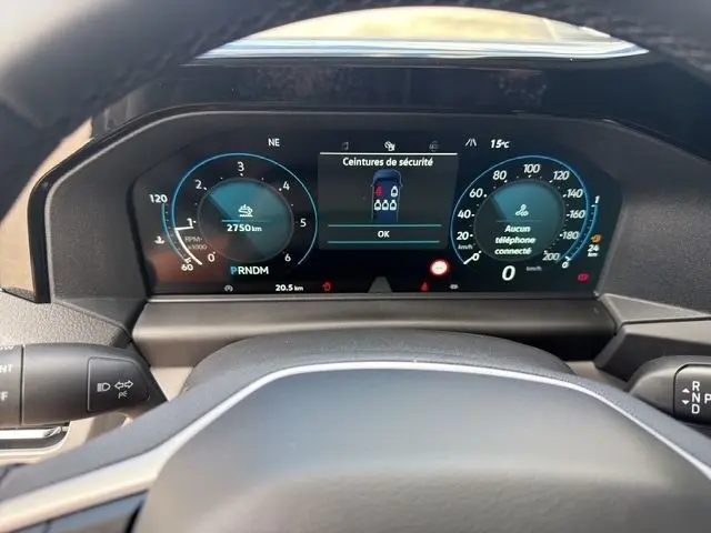 Vue rapprochée du combiné d'instruments numérique du Volkswagen Transporter noir, affichant la vitesse, le régime et les alertes de sécurité.