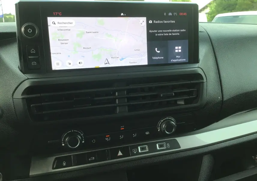Tableau de bord du FIAT Scudo Fourgon 2024 avec écran tactile affichant une carte, vue intérieure frontale.